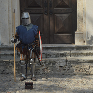 Medieval soldier at the entrance to Óbidos Castle – Óbidos Escape Room